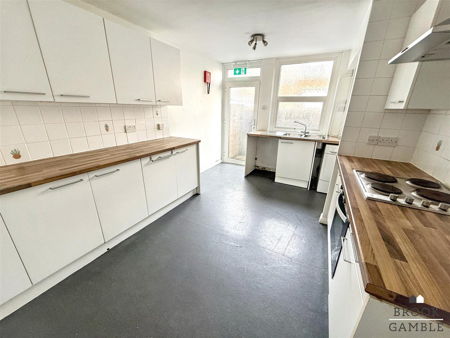 4 Bedroom House - Townhouse. Derwent Road in Eastbourne,  5